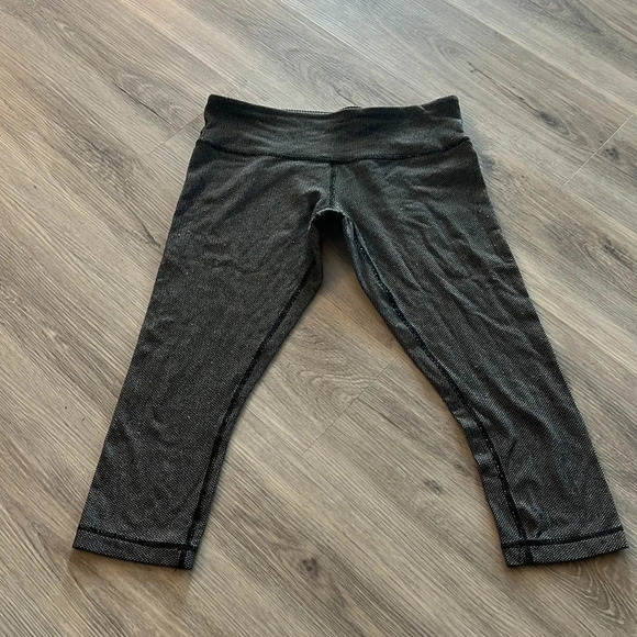 Lululemon gray Capri  length leggings size 8 - Picture 2 of 9